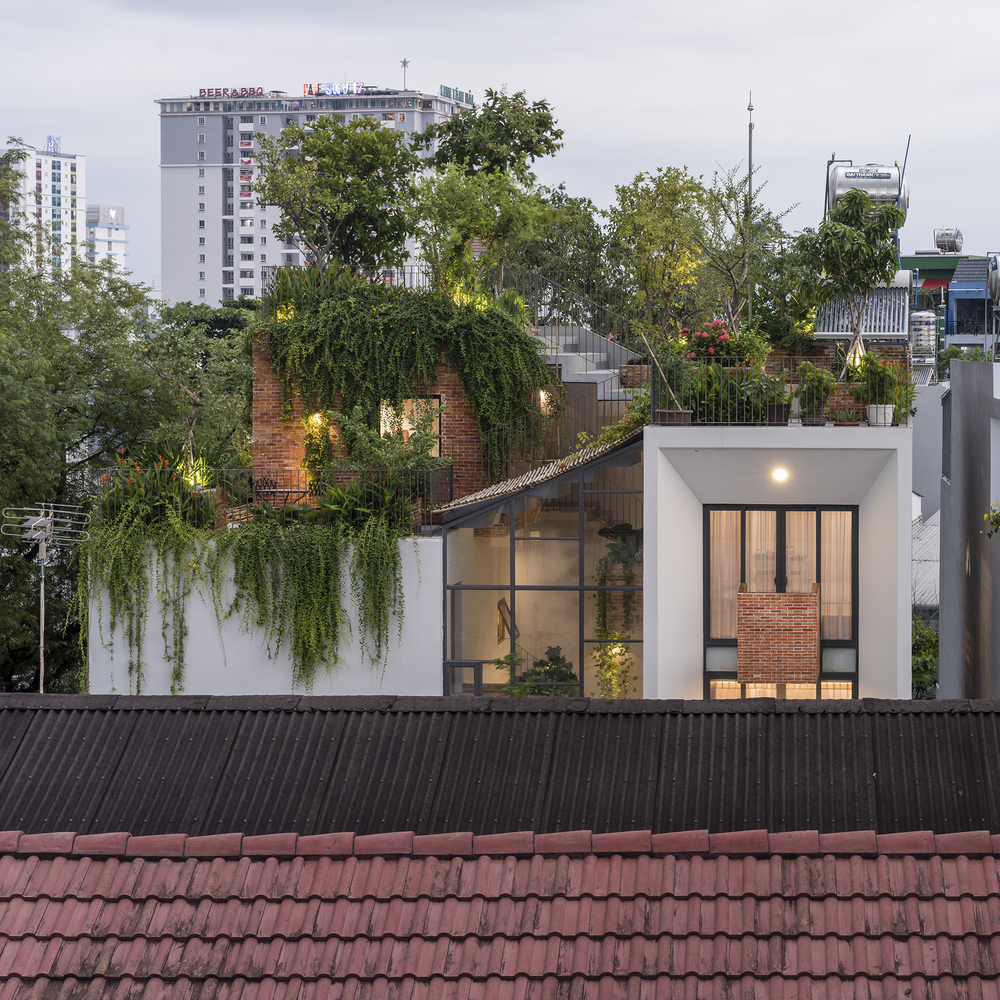 Sân vườn trên sân thượng của căn nhà tại TP.Hồ Chí Minh